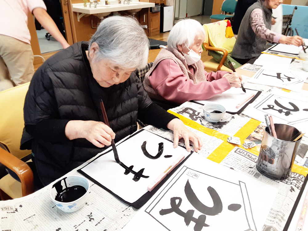 新しい年への願いを込めて – 風らんの絵馬づくり